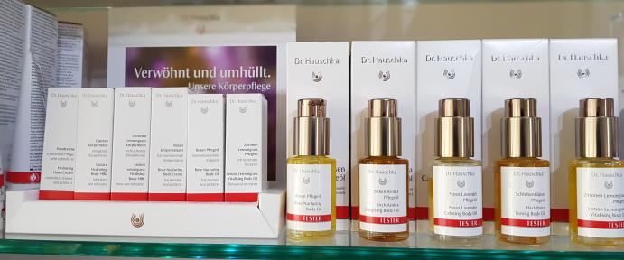 Dr. Hauschka Reinheit und Pflege in höchster Qualität bei Ihrem Experten für Pflegeprodukte.