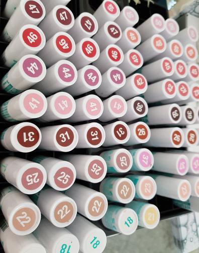 Hydracolor Lippenpflegestifte haben einen SPF 25 und 15 unwiderstehliche Farben