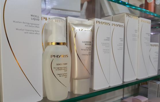 Setzen Sie auf gründliche Reinigungsprodukte, zünden Sie den Booster mit Konzentraten und verwöhnen Sie Ihre Haut mit Pflegecremes von PHYRIS. 
