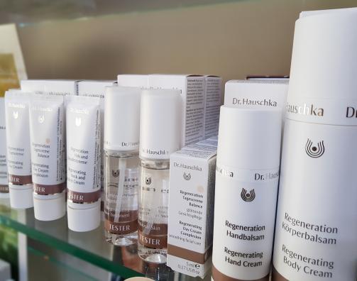 Ganzheitlich und ganz besonders. Dr. Hauschka Kosmetik ist echte Natur- und Biokosmetik. 